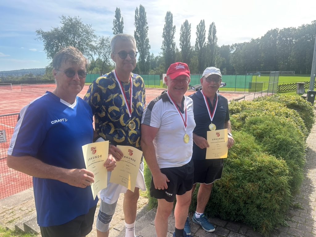 Tennis-Spieler mit Urkunden und Medaillen