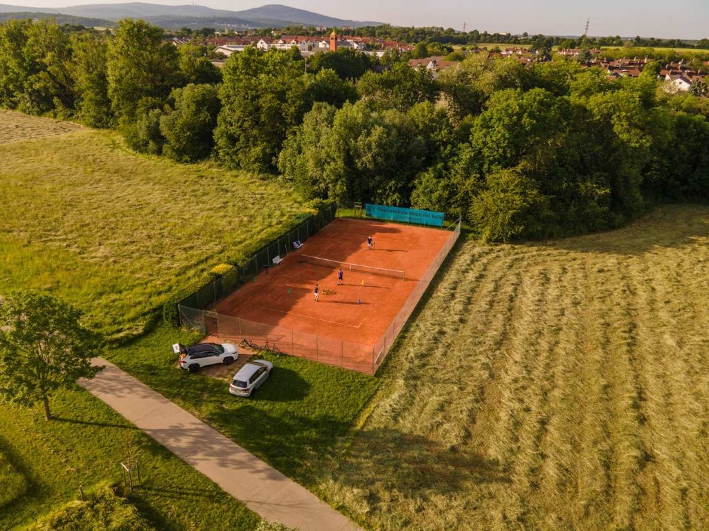 Tennisplätze umgeben von Natur