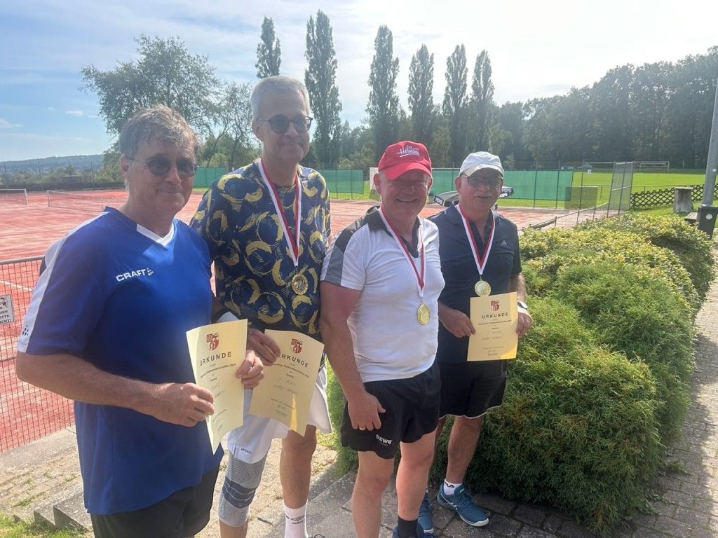 Tennisspieler mit Medaillen und Urkunden