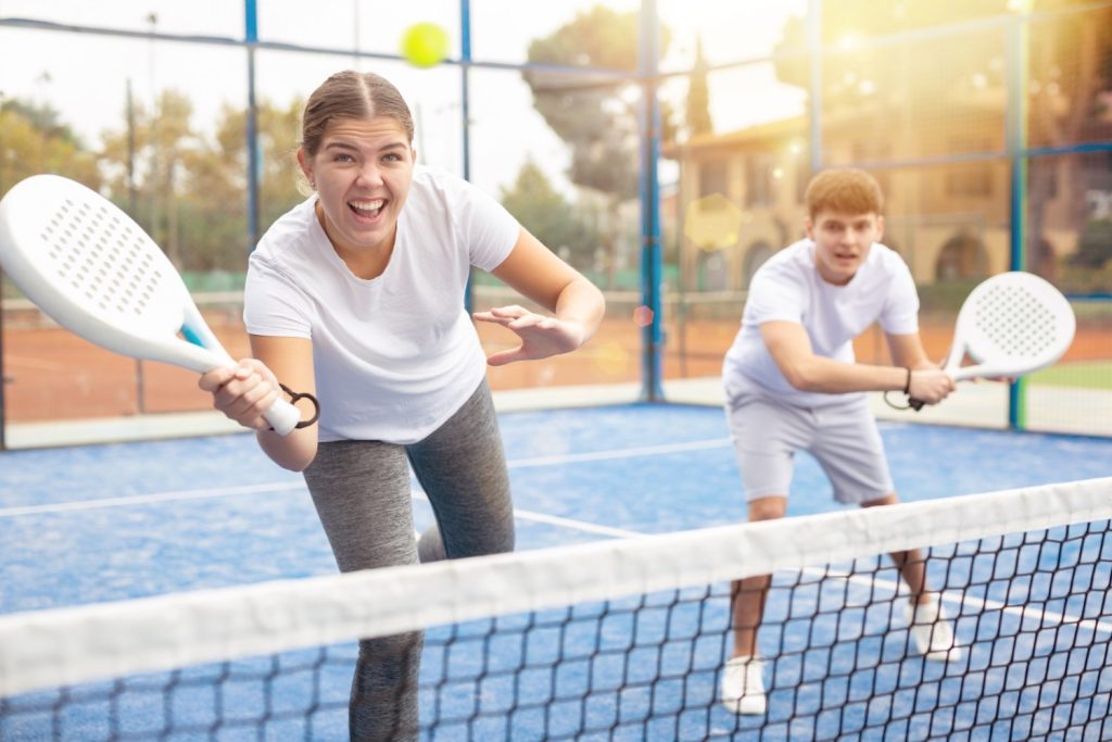 Tennis spielende Jugendliche auf Platz