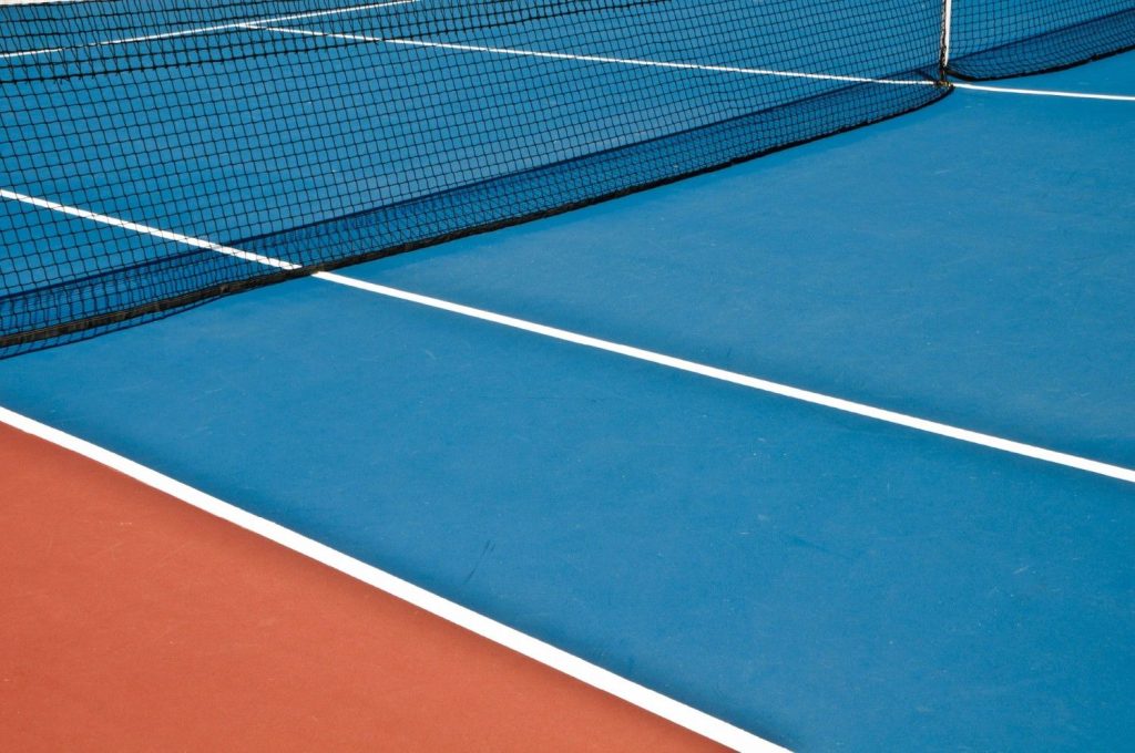 Tennisplatz mit Netz und Linien