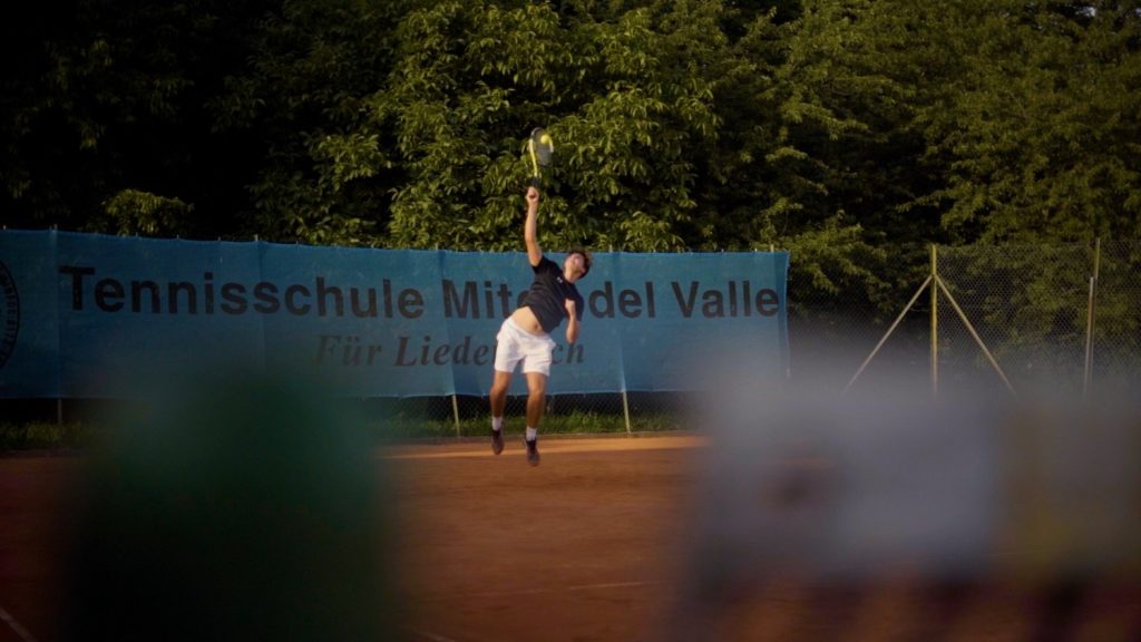 Tennisspieler beim Aufschlag
